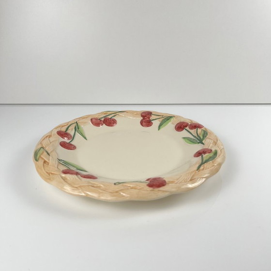 Image 1 of Plato antiguo de loza con motivo de cerezas, firmado "FG", siglo XX.