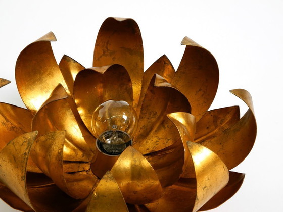 Image 1 of Magnifique applique murale ou plafonnier floral plaqué or des années 1970, orné de grandes feuilles et de style Régence.