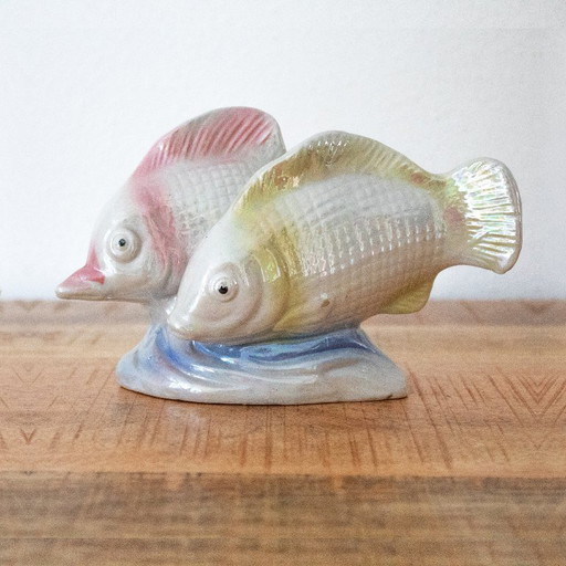 Statuetta vintage di pesce in stile retrò kitsch, in porcellana dai colori pastello.