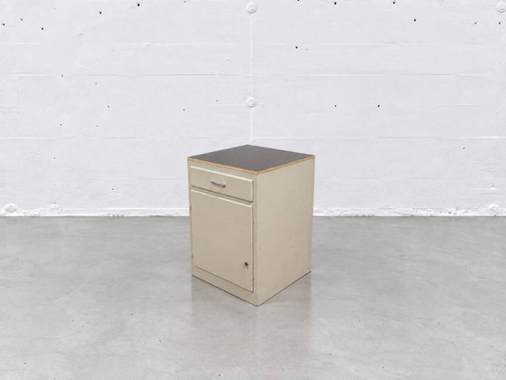 Cassettiera vintage bianco crema con piano scuro – Cassettiere, Wood (photo 8 of 13)
