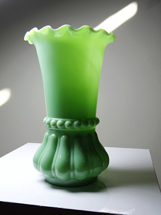 Image 1 of Große antike, geformte Vase aus jadegrünem Opalinkristall, ca. 1900-1930