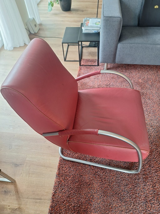 2 armchairs with leather upholstery