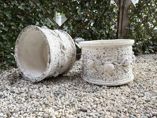 2 grands pots de fleurs décoratifs vintage en ciment