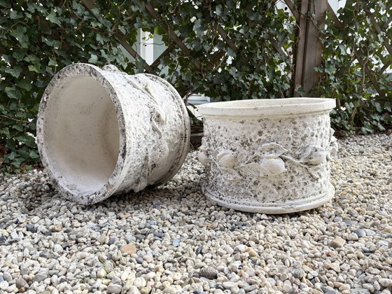 Image 1 of 2 grandi vasi decorativi vintage in cemento