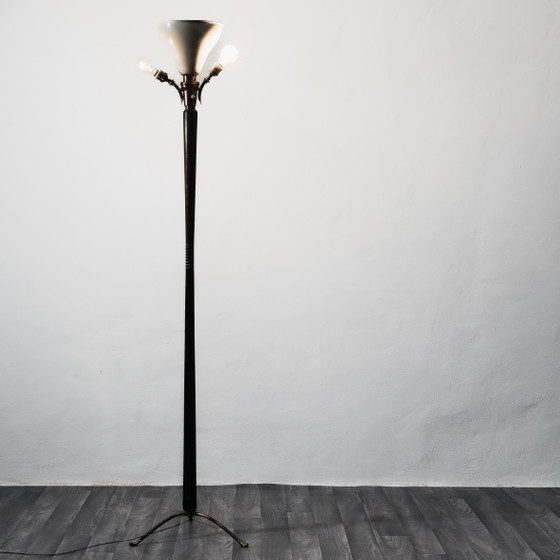 Image 1 of Giuseppe Ostuni Attr. Staande lamp met driepootvoet, jaren 1950, hout en messing.