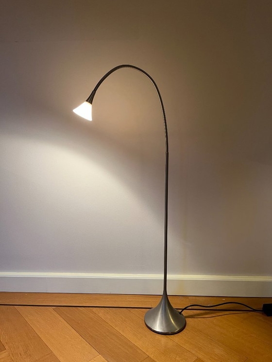 Image 1 of Flexible Leselampe (Len) Design Florian Schulz, Ein-/Ausschalten und Dimmen durch Berühren des Metalls.