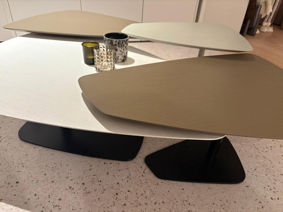 Image 1 of tables d'appoint au design élégant