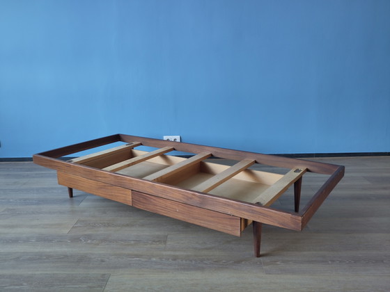 Image 1 of Divano letto vintage con cassetti in legno di teak.