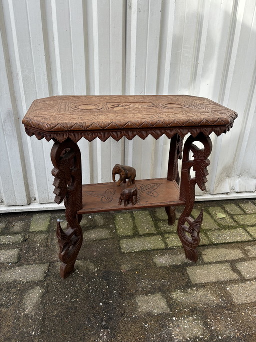Mesa auxiliar asiática vintage hecha a mano con elefantes