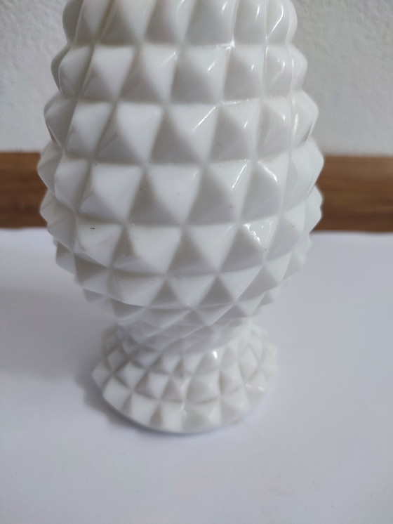 Image 1 of Seventies Retro Witte opaline wit glas glazen vaas diamant patroon 