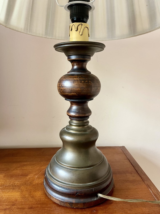 Image 1 of Tafellamp met houten/metalen voet en rood-wit gestreepte kap