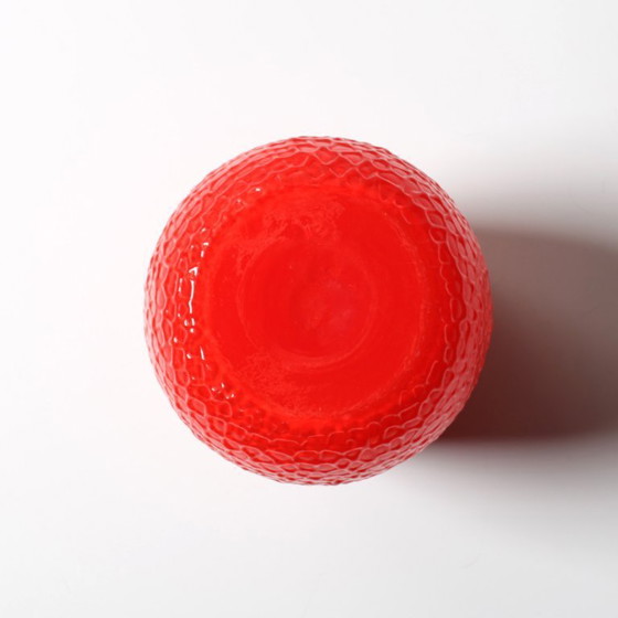 Image 1 of Vaso Mid-Century moderno rosso martellato: vetro svedese Elme Glasbruk, anni '60