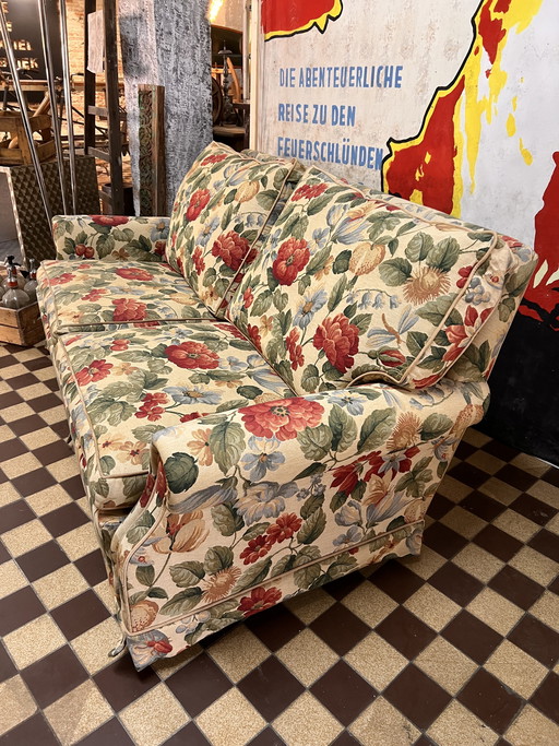 Banca di fiori in stile cottage inglese. 