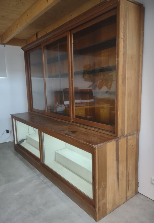 Bücherregal mit Vitrine
