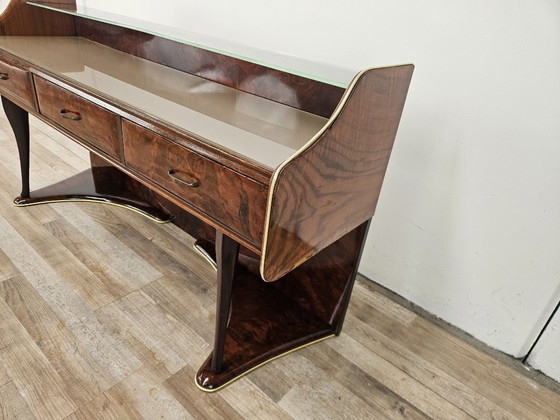 Image 1 of Tocador de madera de raíz con estante doble de cristal.