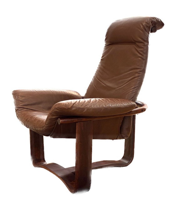 Vintage Manta loungestoel van leer en hout, ontworpen door Ingmar Relling voor Westnofa. (photo 7 of 11)