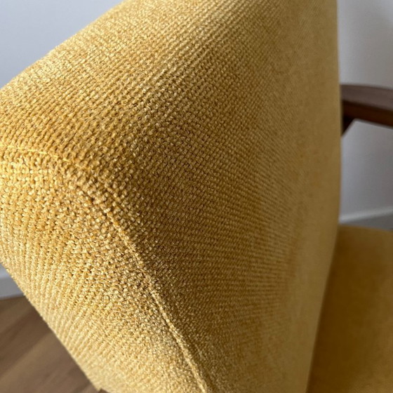 Image 1 of Vintage Club Mid-Century Modern fauteuil: gele stof, frame van beukenhout