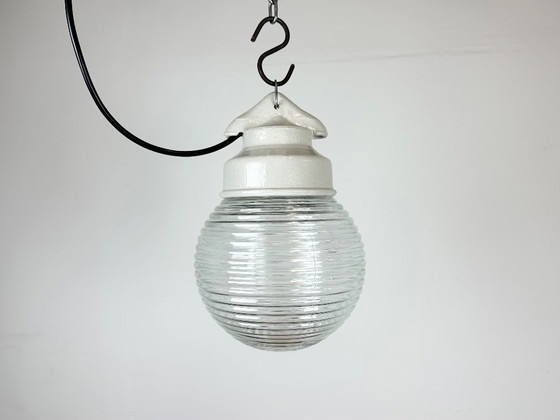 Image 1 of Industriële witte porseleinen hanglamp met geribbeld glas, jaren 70