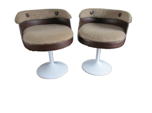 2 fauteuils Futura de l'ère spatiale.