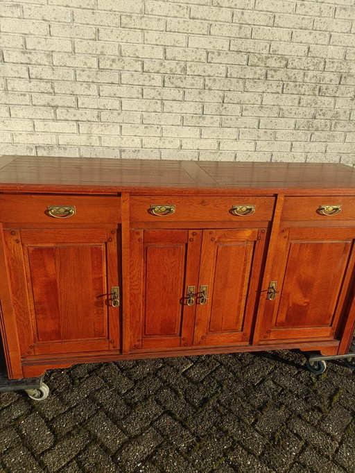 Hermoso aparador de madera noble