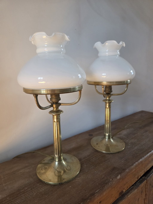 Paire de lampes anciennes en opaline et laiton
