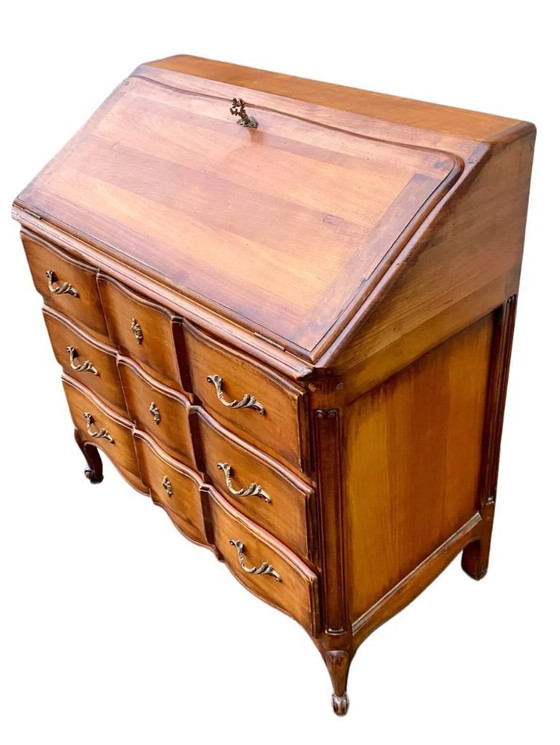 Image 1 of Secretair bureau van fruitboomhout in Lodewijk XV-stijl, ook wel bekend als een "schrijfbureau".