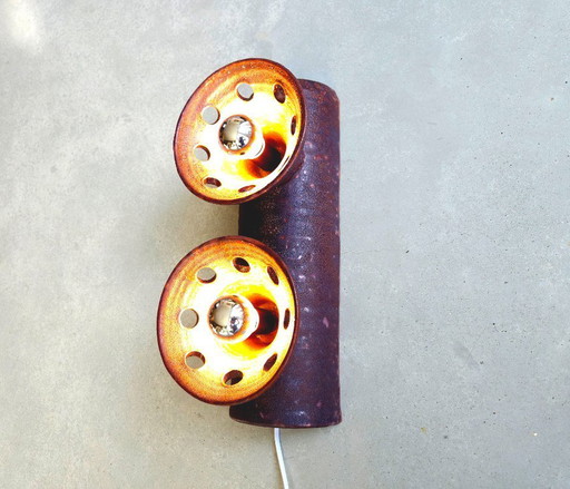 Bijzondere bruin-aubergine kleurige keramieken aardewerken vintage wandlamp, west germany fat lava stijl.