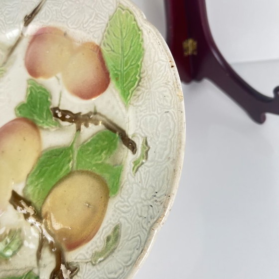 Image 1 of Set aus 4 KG St. Clément Barbotine Obsttellern (Kirsche, Mirabelle, Traube, Birne), Ende des 19. bis Anfang des 20. Jahrhunderts