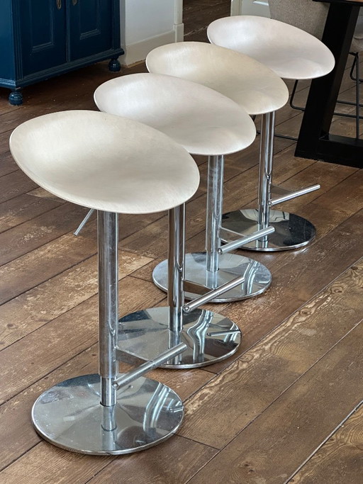 Allermuir design 4 Taburetes de bar ajustables en altura, carcasa de madera