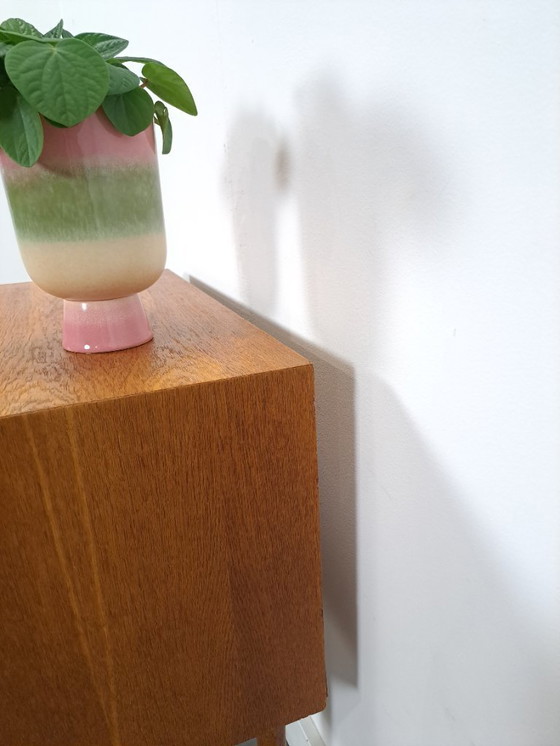 Image 1 of Cómoda danesa con patas altas y tiradores dorados.