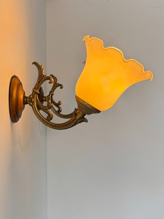 Par de apliques de pared antiguos de cristal, madera y latón, Francia, 1970. – Glass (photo 3 of 6)