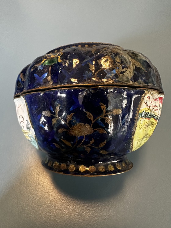 Scatola in Rame Smaltato di Canton con Decorazione a Figure – Cina – Fine XVIII Secolo (photo 8 of 13)