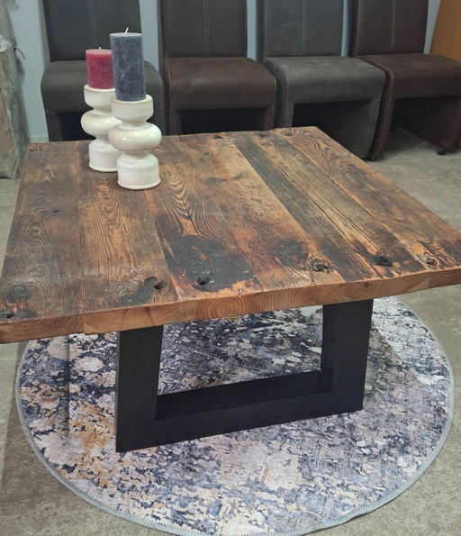 New robust coffee table made of rustic barnwood 95x95cm