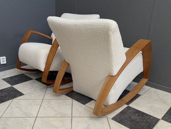 Image 1 of Deux grands fauteuils à bascule très confortables, retapissés en bouclette blanche.
