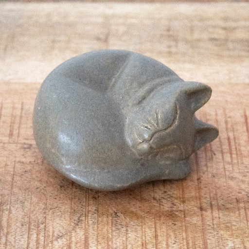 Kleine schlafende Katze aus grauer Keramik