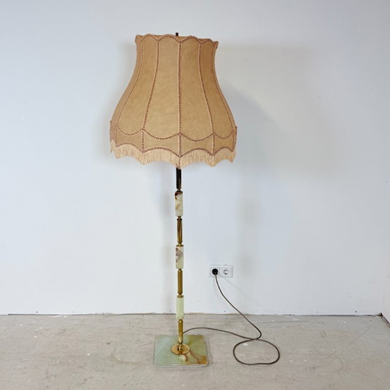 Image 1 of Lampadaire vintage avec structure en laiton et socle en onyx