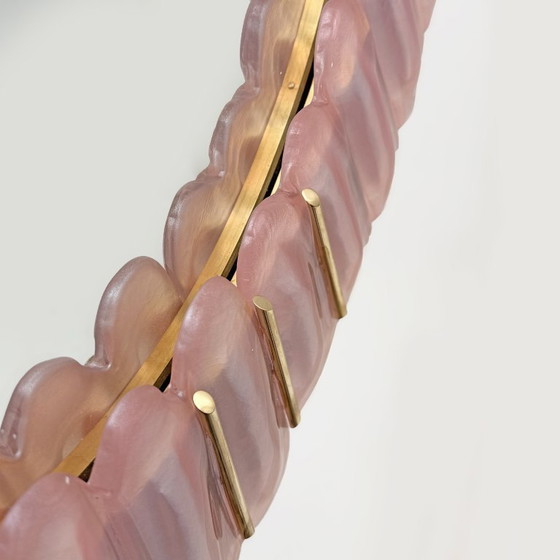 Image 1 of Specchio ovale italiano moderno di metà secolo in ottone e vetro soffiato di Murano rosa