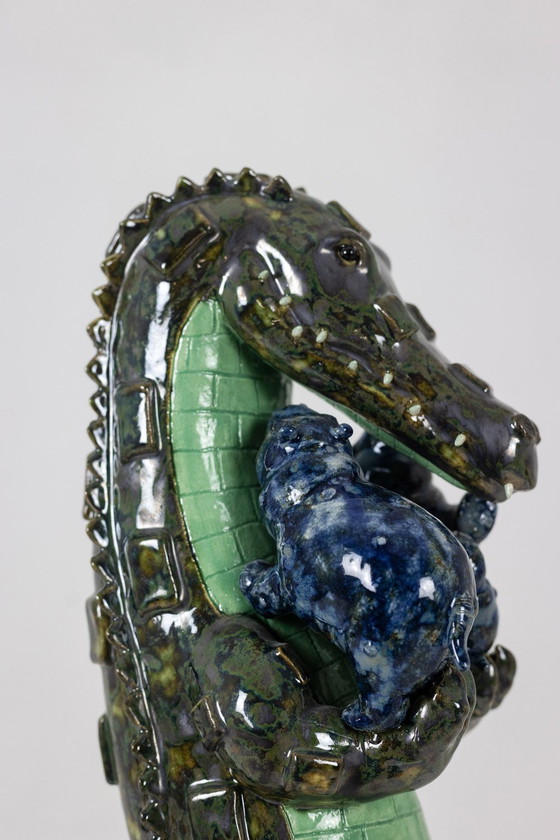 Image 1 of Valérie Courtet. Cocodrilo cargando hipopótamos. Contemporánea.