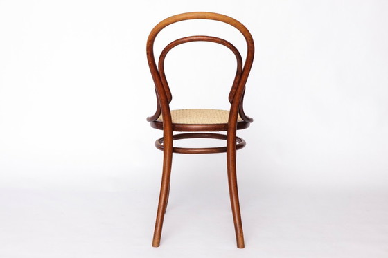 Image 1 of Silla Thonet n.° 14 antigua: emblemática silla de madera curvada con asiento de caña de las cafeterías vienesas.