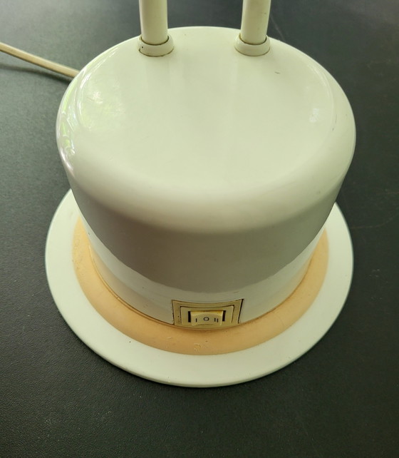 Image 1 of Lampe de table massive en métal blanc, de style post-moderne, datant des années 1980.