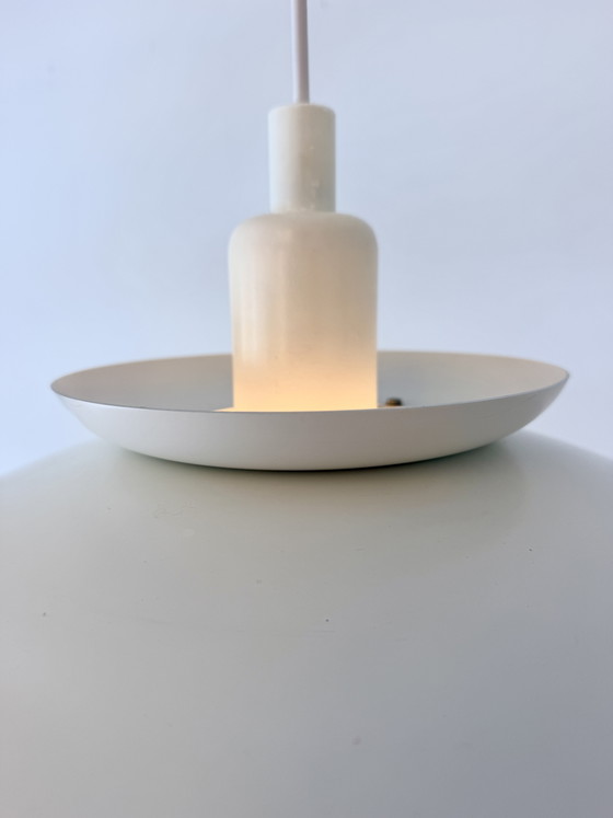 Lampada a sospensione vintage Form-Light bianco & blu cobalto – Danimarca, anni '70 – form light (photo 7 of 15)