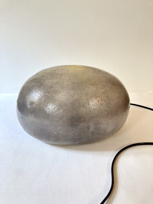 "Pebble" lamp in resin