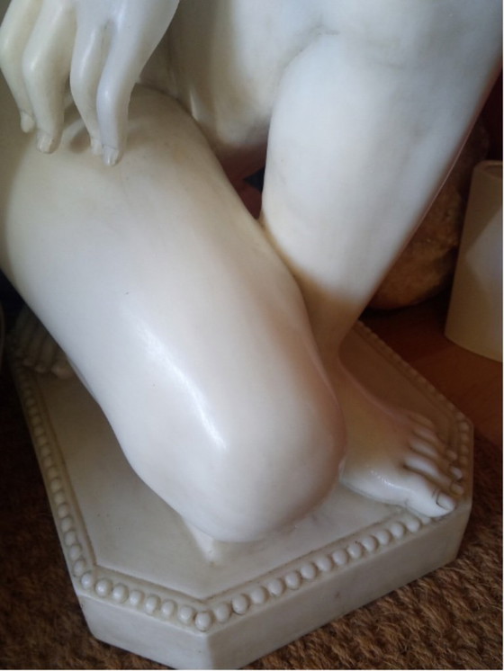 Image 1 of Vénus accroupie, marbre grandeur nature