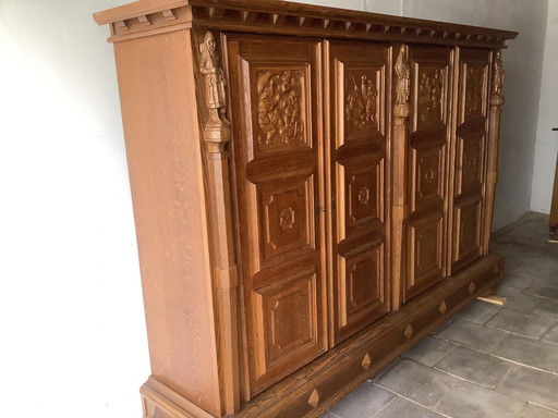 Meuble en chêne de caractère avec panneaux à tête de chevalier