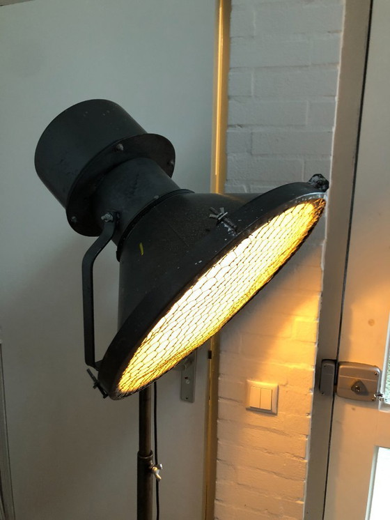 Image 1 of Hoge theater lamp spot industriele lamp op gietijzeren staander - uitschuifbaar - 220cm