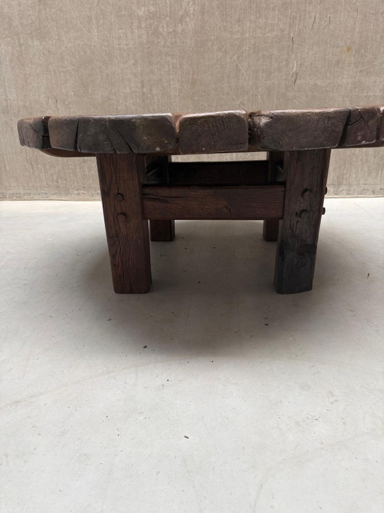 Brutalist Wabi-Sabi ronde eiken salontafel '60 – Wood (photo 14 of 14)