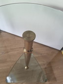 Mesa auxiliar de cristal y latón de diseño Hollywood Regency