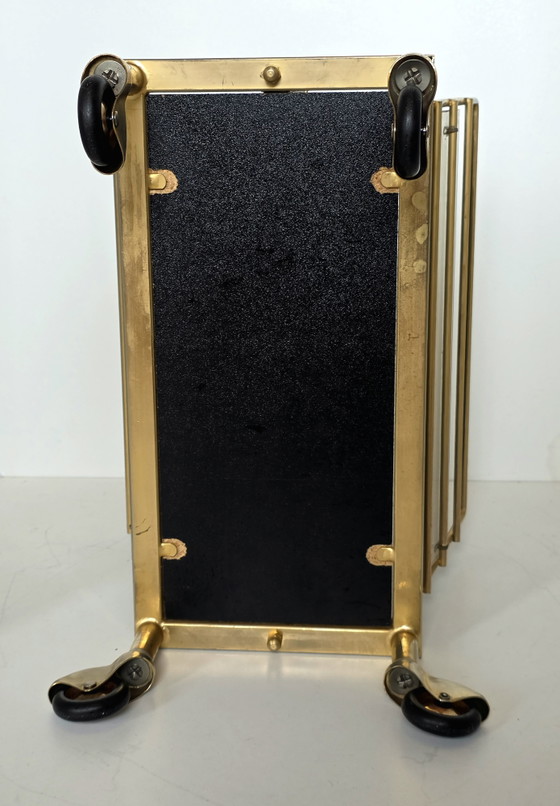 Présentoir à magazines vintage Hollywood Regency en laiton sur roulettes – Porte-revues, Brass, Plexiglass (photo 9 of 15)