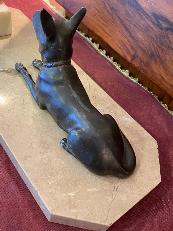 Image 1 of Sculture in bronzo Art Déco di un cane pastore e di un uccello su una lastra di marmo. Realizzate in Francia intorno al 1920.