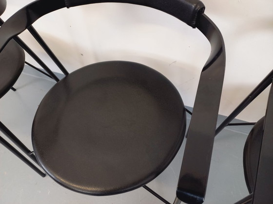 Image 1 of Set di 4 poltrone vintage di design italiano in metallo nero e similpelle nera degli anni '80